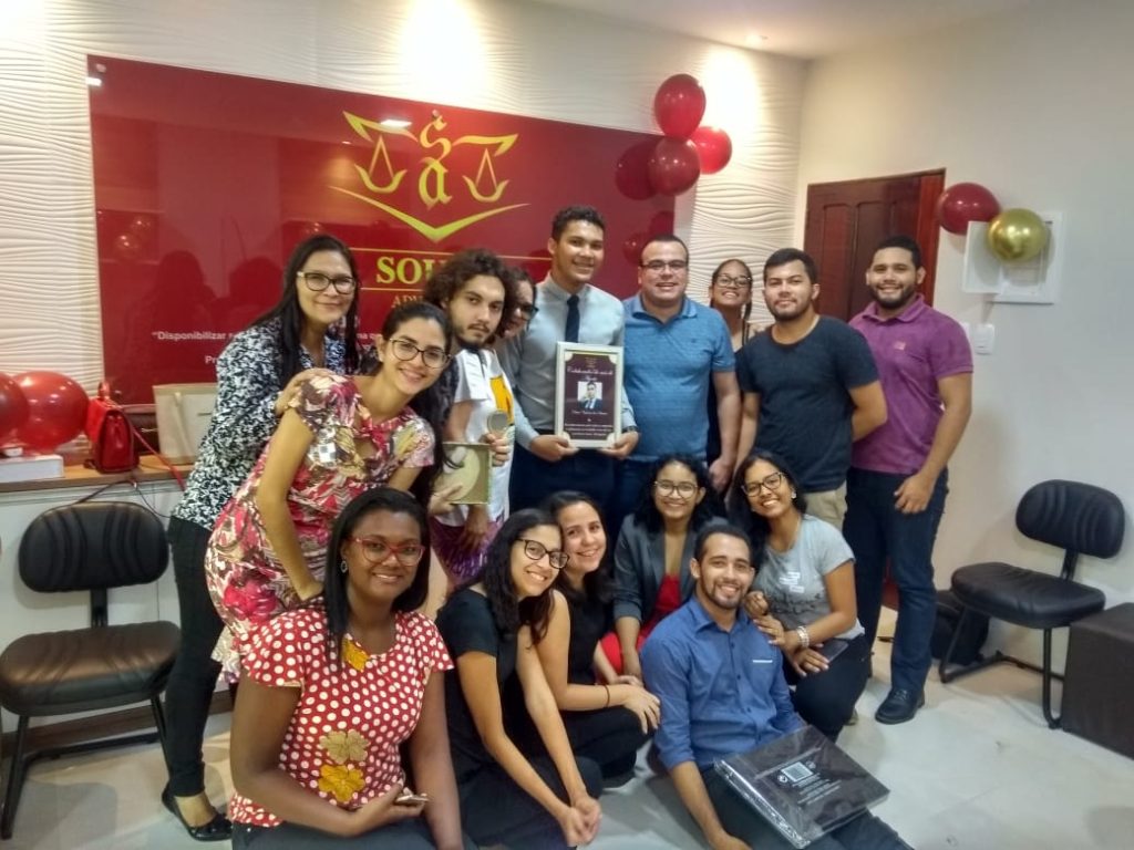 Equipe comemorando os resultados doe escritório