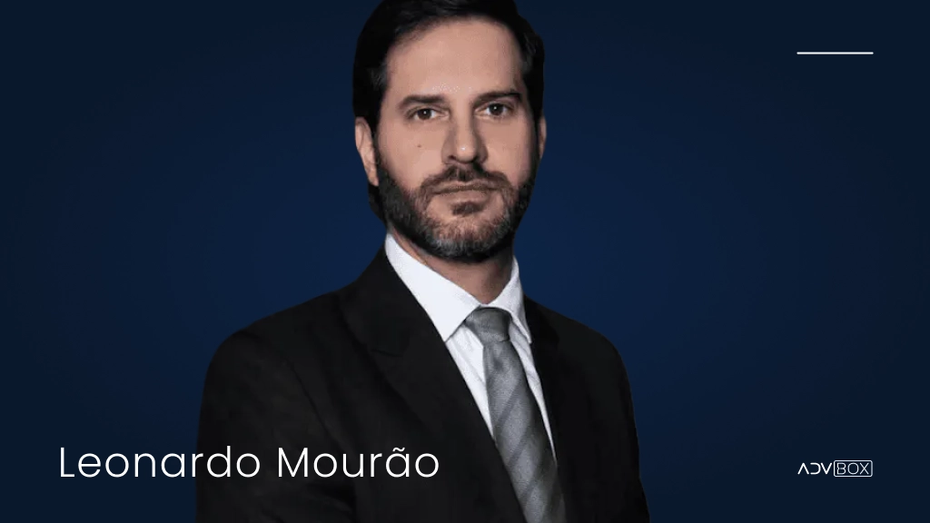 foto de leonardo mourão sobre fundo azul