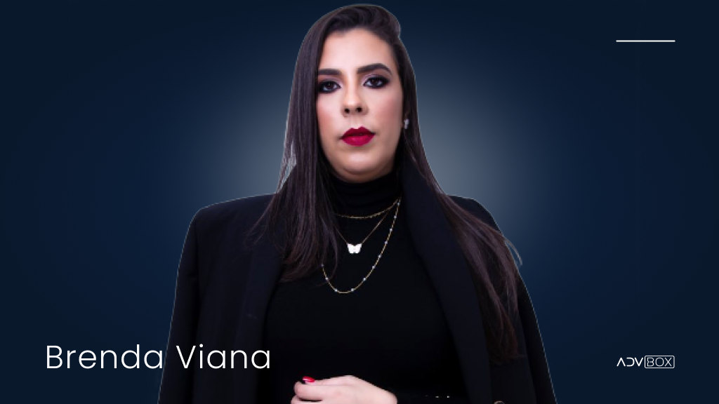 brenda viana sobre fundo azul escuro